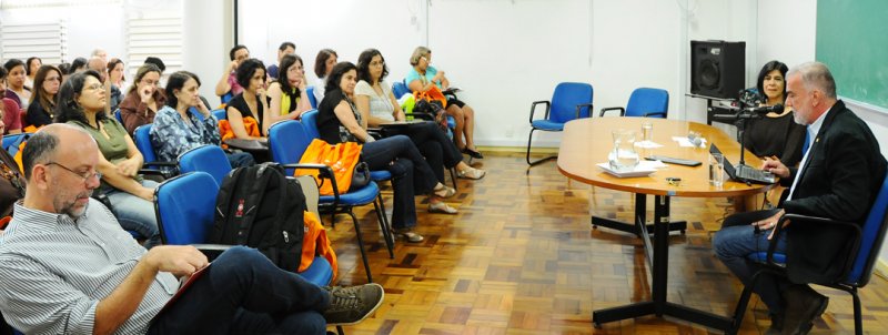 Francisco Carlos (Universidade Nacional de Quilmes, Argentina) em palestra no Encontro às Quintas (2013)